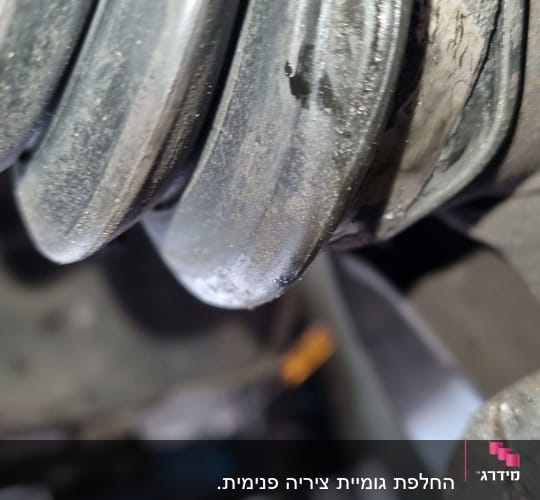 צינור גומי שחור עם קפלים ולכלוך קל